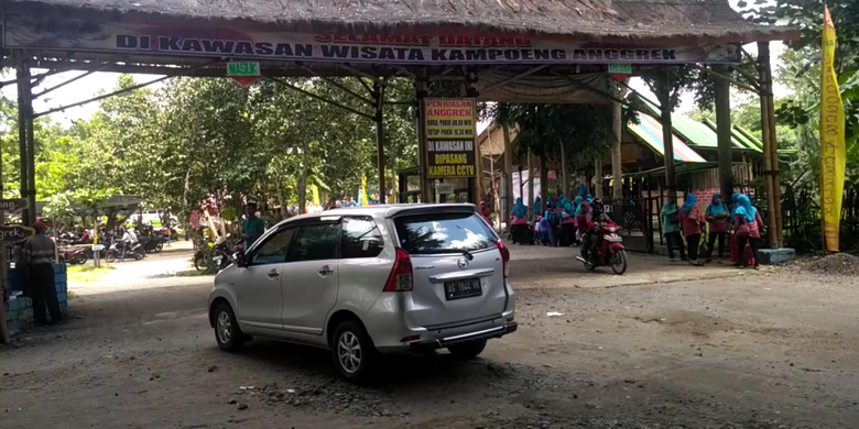 Pintu gerbang wisata Kampoeng Anggrek di Kediri, Jawa Timur, Minggu (11/2/2018).(KOMPAS.com/ M AGUS FAUZUL HAKIM) 